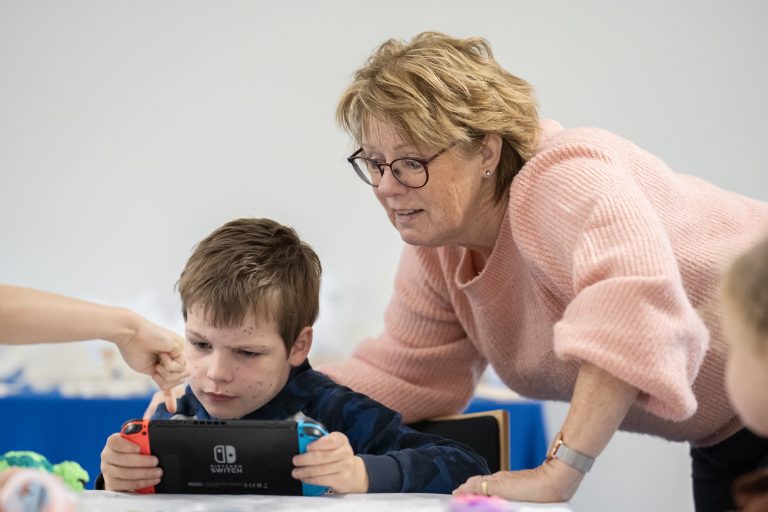 jongen-en-oma-met-nintendo_2023-11-04-12.37.29-1