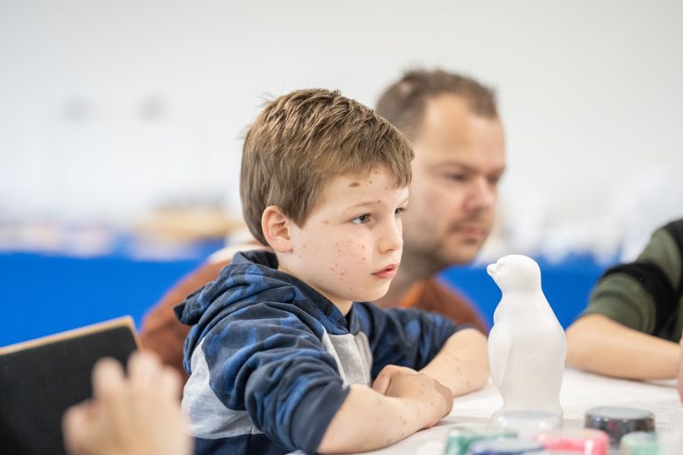 jongen-en-vader-kijken-naar-rechts_met-pinguin_2023-11-04-10.49.31-1