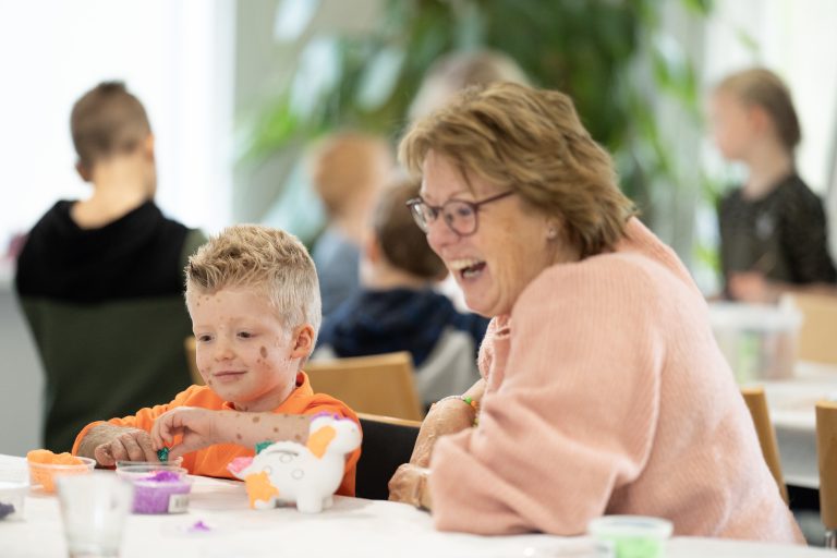 jongen-glimlacht-tijden-knutselen_oma-lacht_2023-11-04-11.38.25-3