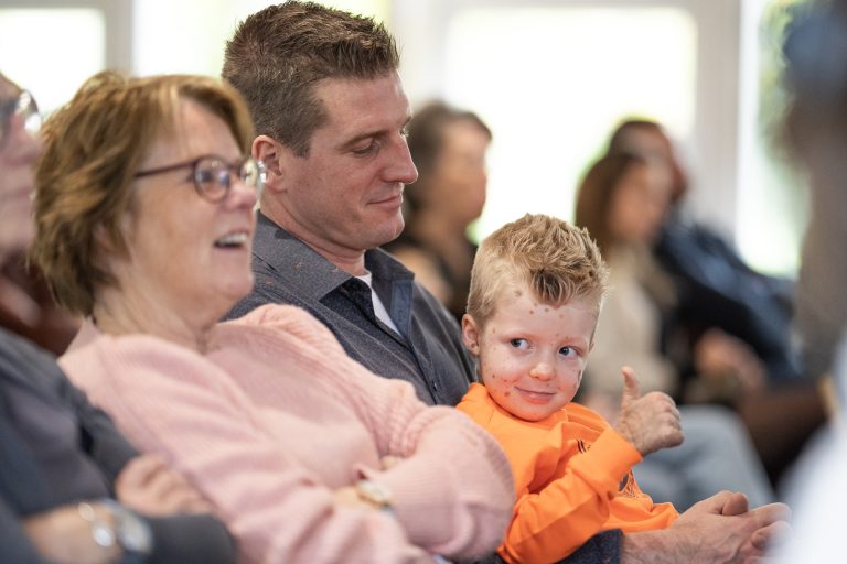 jongentje-steekt-zijn-duim-op_vader-kijkt-trots-naar-jongentje-en-oma-luisterd-naar-presentator_2023-11-04-11.14.47-4