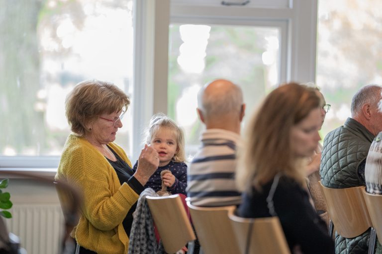 meisje-en-opa-kijken-naar-elkaar_rest-kijkt-naar-rechts_2023-11-04-11.25.34-5