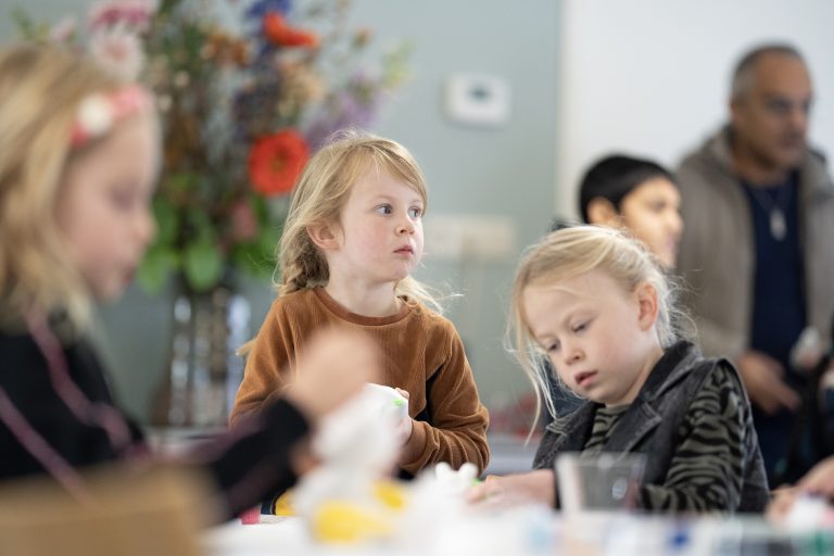 meisje-kijkt-naar-rechts_2023-11-04-10.53.17-2