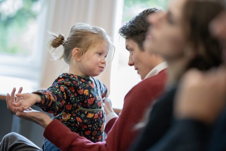 meisje-met-vader-kijken-naar-elkaar_2023-11-04-13.02.16-9