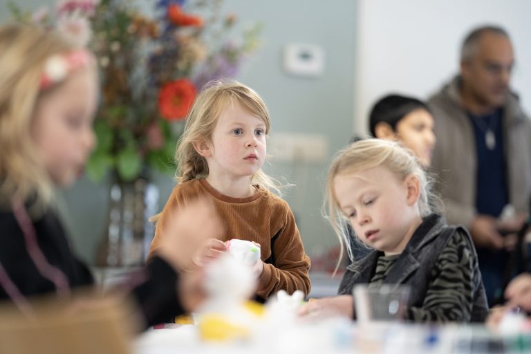 mesije-kijkt-naar-rechts-voren_2023-11-04-10.53.17-1