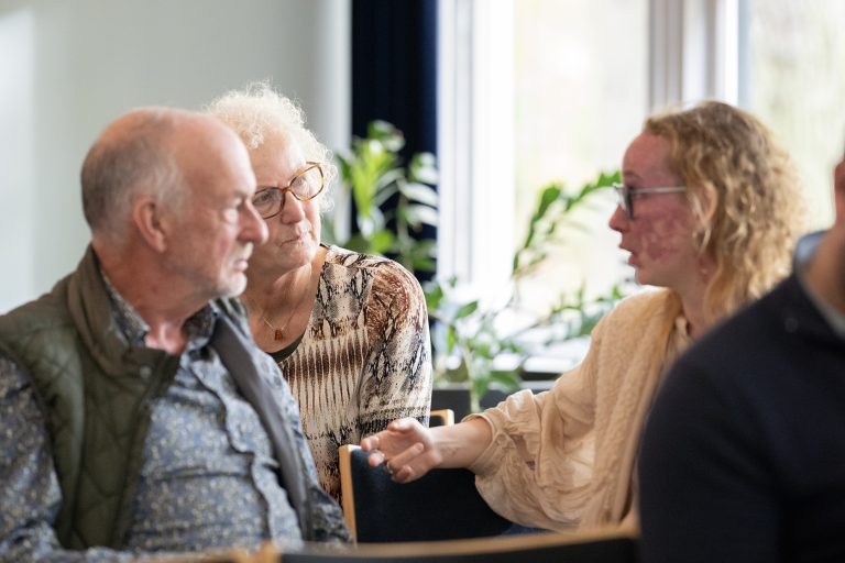 opa-en-oma-praten-met-tessa_2023-11-04-12.00.37-2