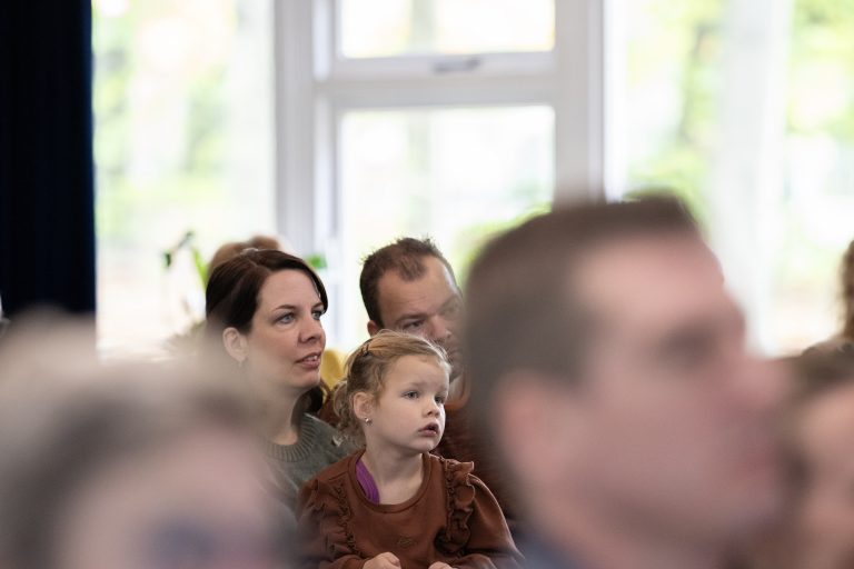 papa-mama-meisje-kijken_2023-11-04-11.56.13-1