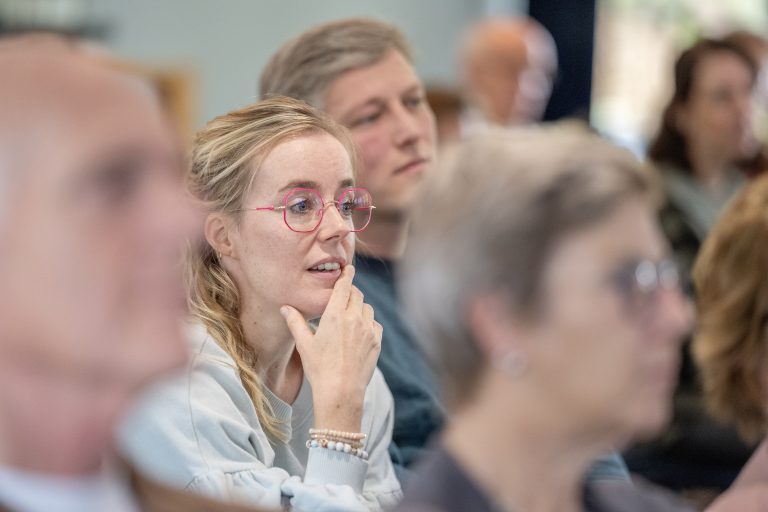 vrouw-kijkt-naar-rechts_2023-11-04-11.26.00-9