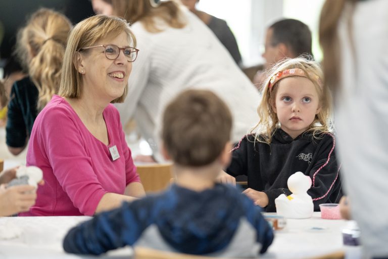 vrouw-lacht-naar-iemand-rechts_meisje-kijkt-naar-iemand_2023-11-04-10.58.42-1