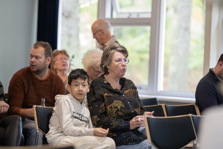 zoon-en-ouder_zoon-kijkt-naar-camera_2023-11-04-12.19.19-2